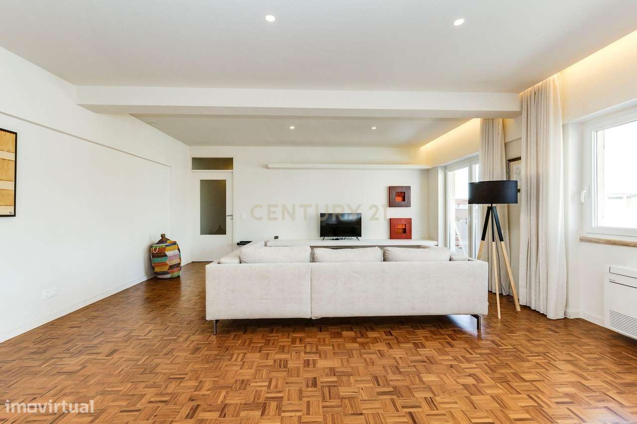 T3 RENOVADO POR ARQUITETO, COM VARANDA, EM PRÉDIO COM ELEVADOR - Grande imagem: 5/30