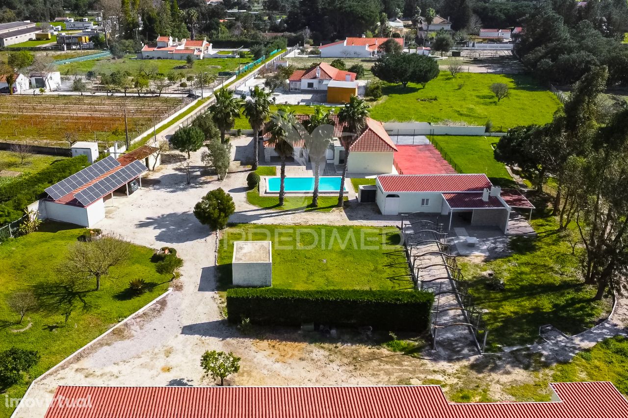 Quinta com moradias, piscina e campo de ténis em Palmela