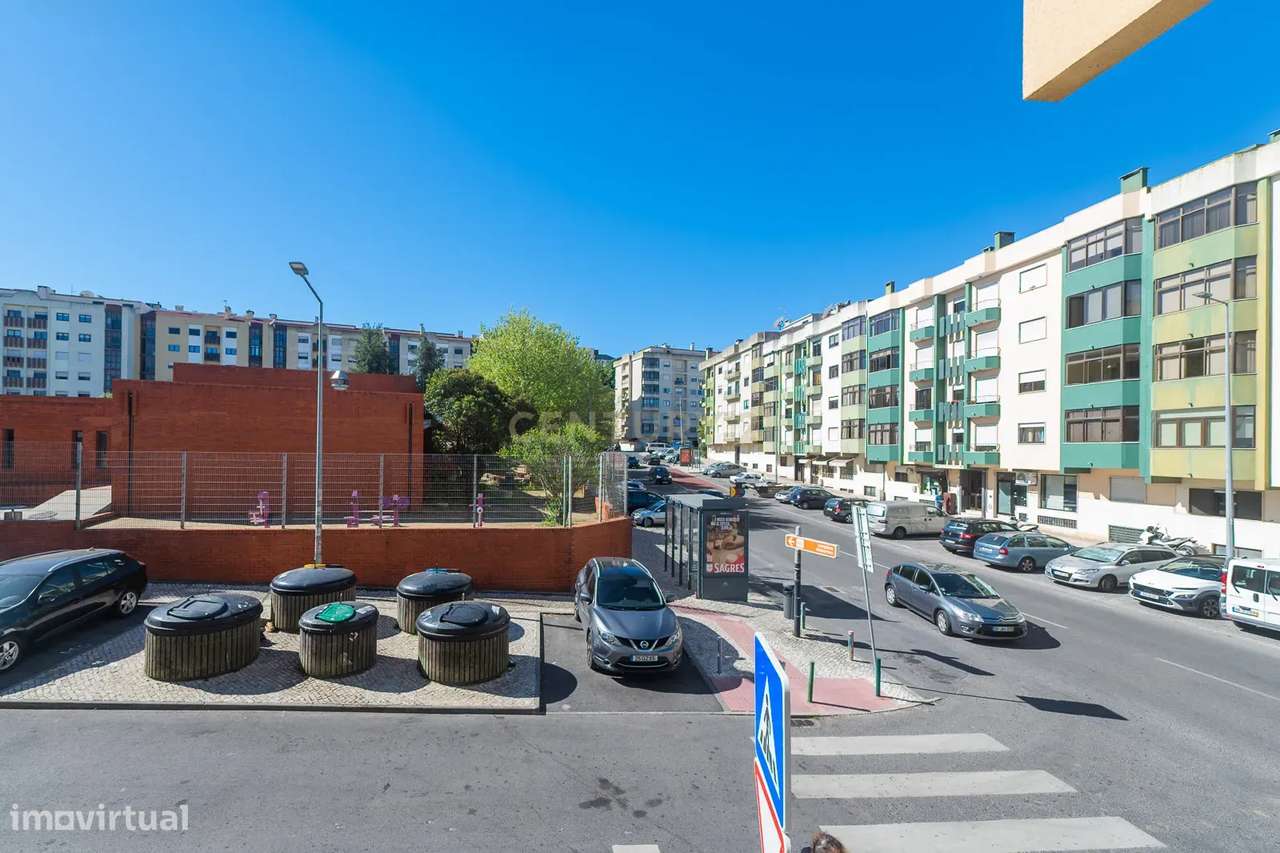 Apartamento T2 em bom estado, parcialmente remodelado-38