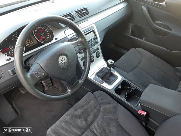 VW Passat 2.0 TDI Trendline BlueMotion - 7