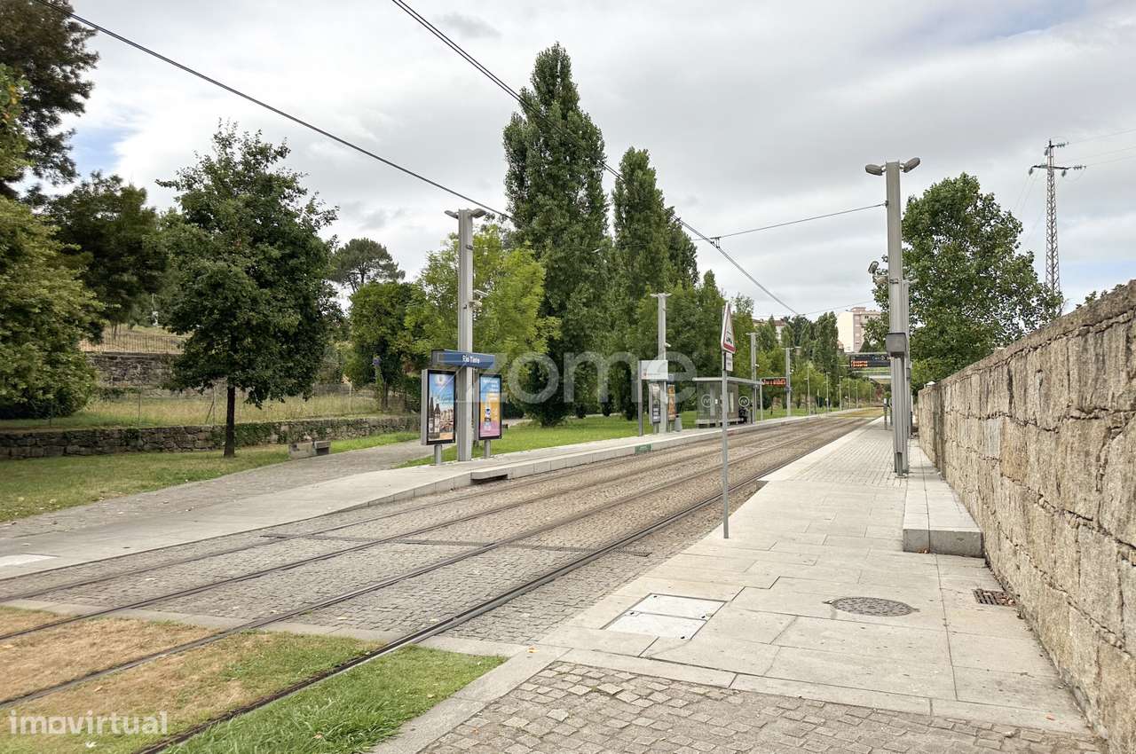 Moradia Geminada Mobilada T4 + 1 em Rio Tinto Junto ao Metro - Grande imagem: 1/46