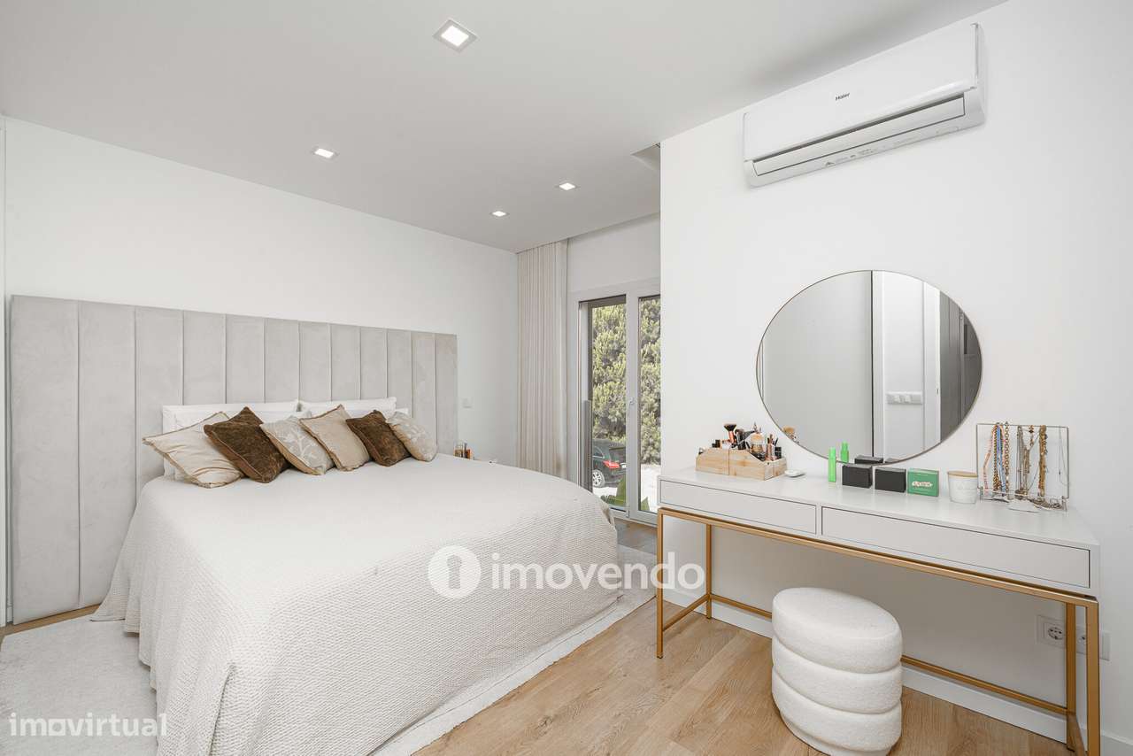 Moradia T3+1 moderna, com piscina e garagem, na Caparica-18
