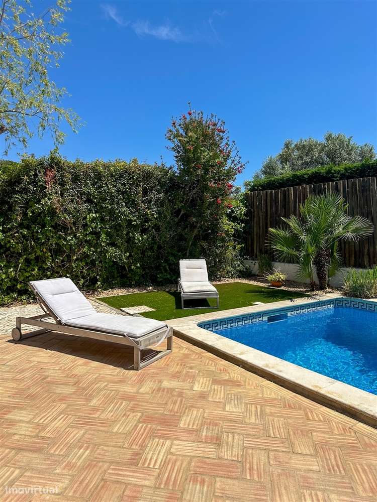 Moradia T5 com piscina e jardim a poucos metros da Praia do Alemão – A-6