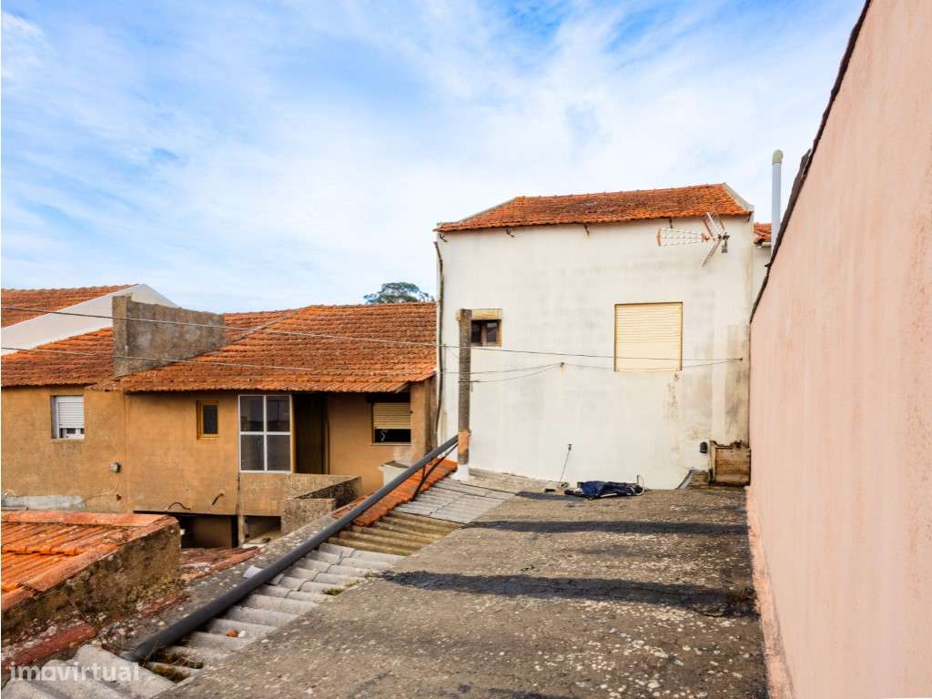 Moradia T3 com espaço exterior, bons acessos e excelente localização.-15