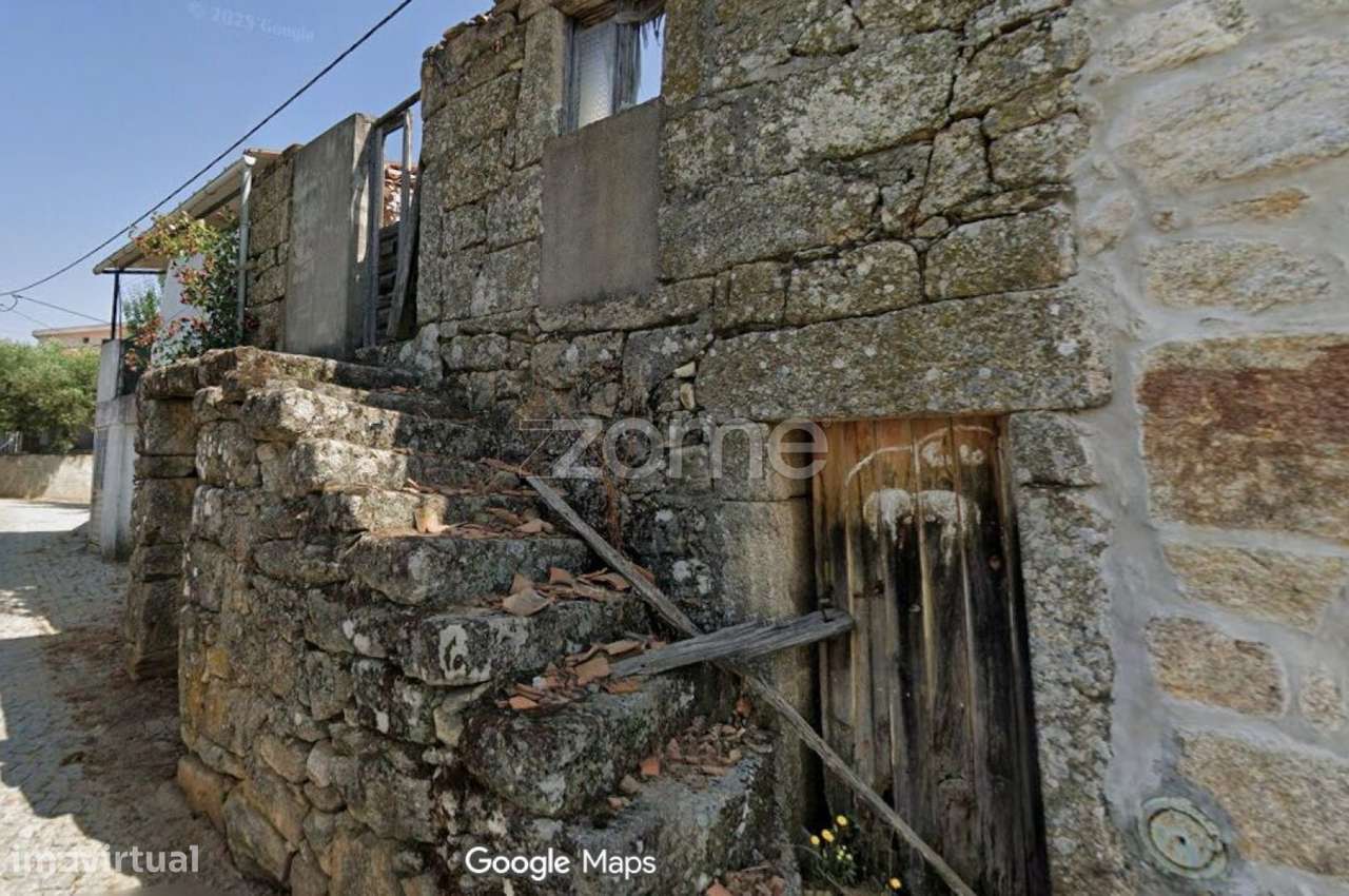 Vende-se casa em ruína localizada na Rua do Grichão, na aldeia de P... - Grande imagem: 2/5