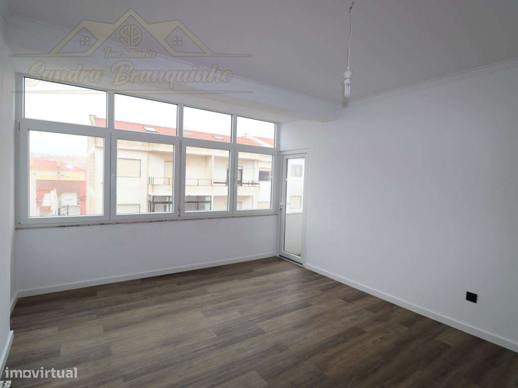 Apartamento T2 RENOVADO em Santa Cruz-14