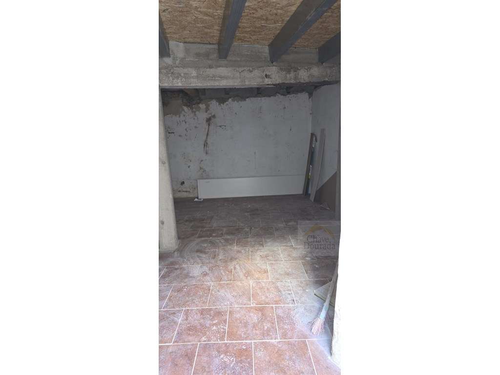 Prédio na Baixa de Coimbra com 3 T1´s-7