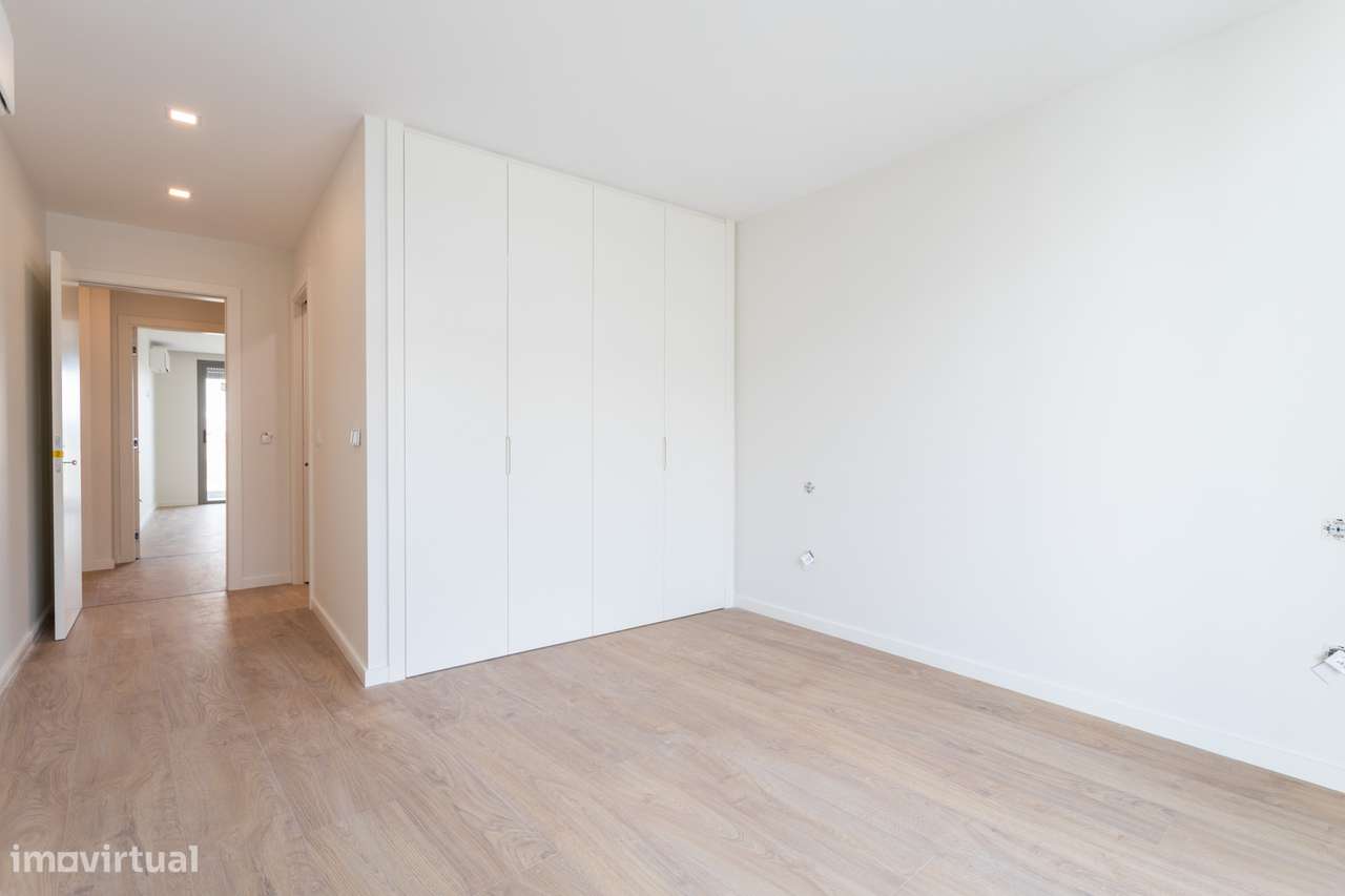 Apartamento T3 Novo a Estrear | 3 Suites | Vista Rio | Garagem Box | C-32