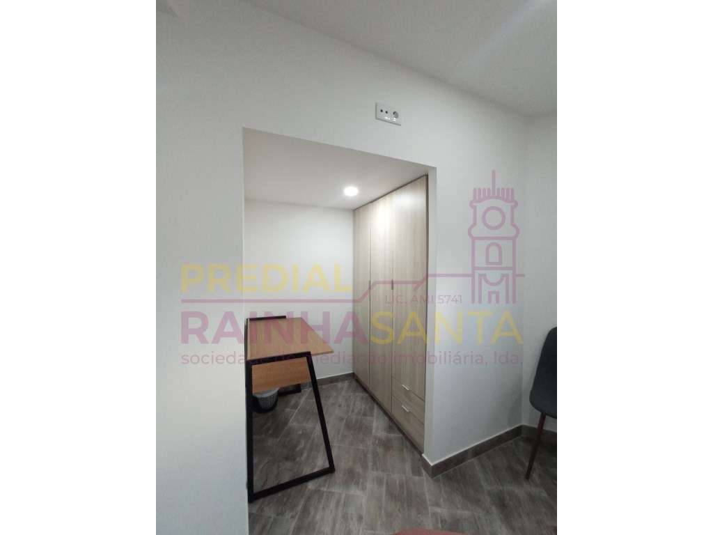 Prédio c/ três apartamentos T4 e lavandaria - Coimbra-21