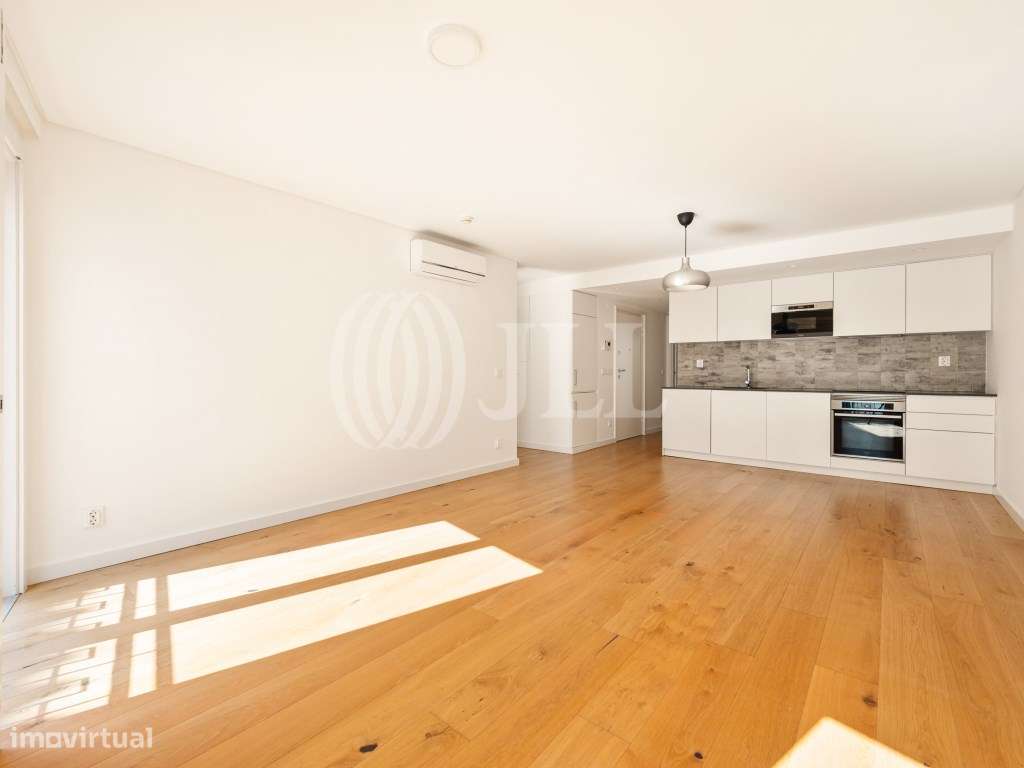 Apartamento T2, com varandas e estacionamento, em Lisboa-8