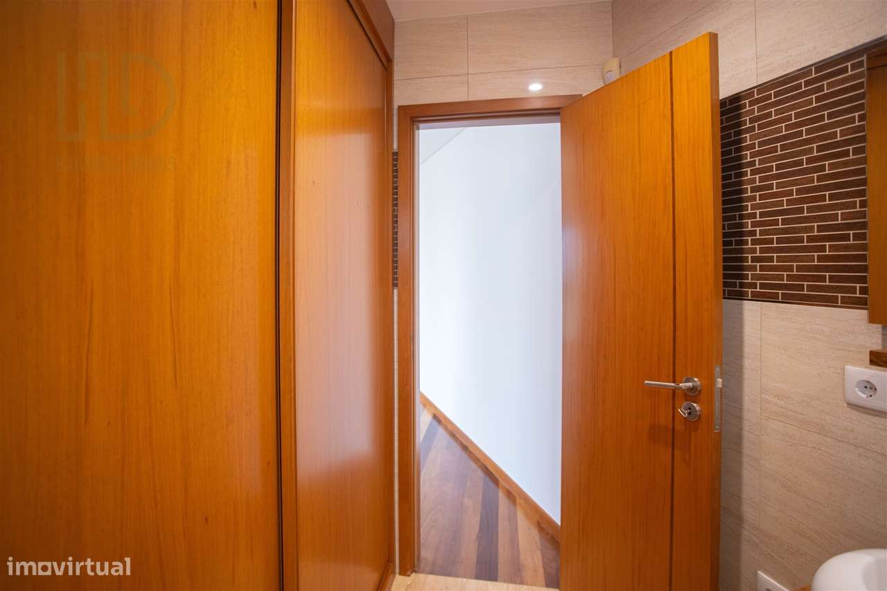 Moradia T3+1 de Luxo com 405m2 a 200 Metros da Praia em Canidelo.-31