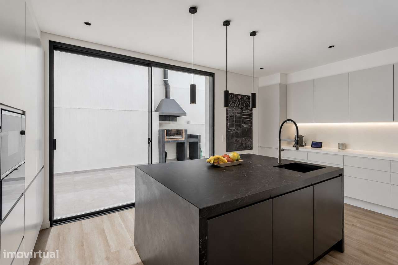 Moradia T4 contemporânea com jardim e piscina no bairro da Martinha, E-11
