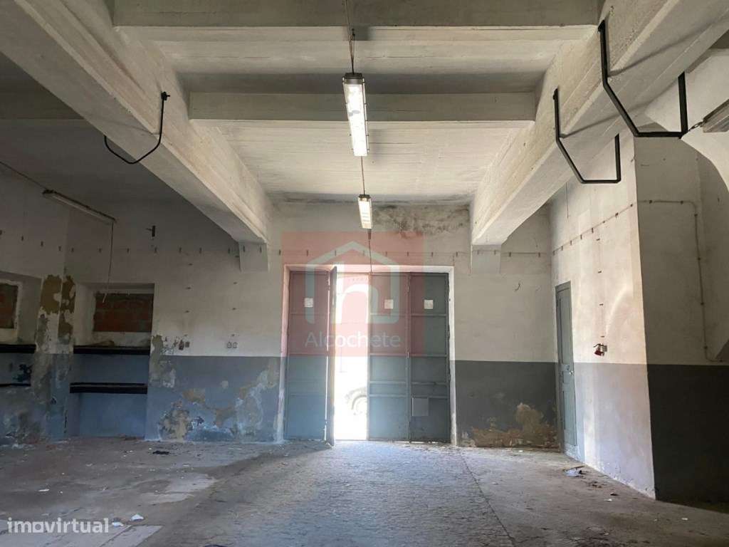 Prédio de 2 pisos para recuperar com logradouro no centro do Montijo-11