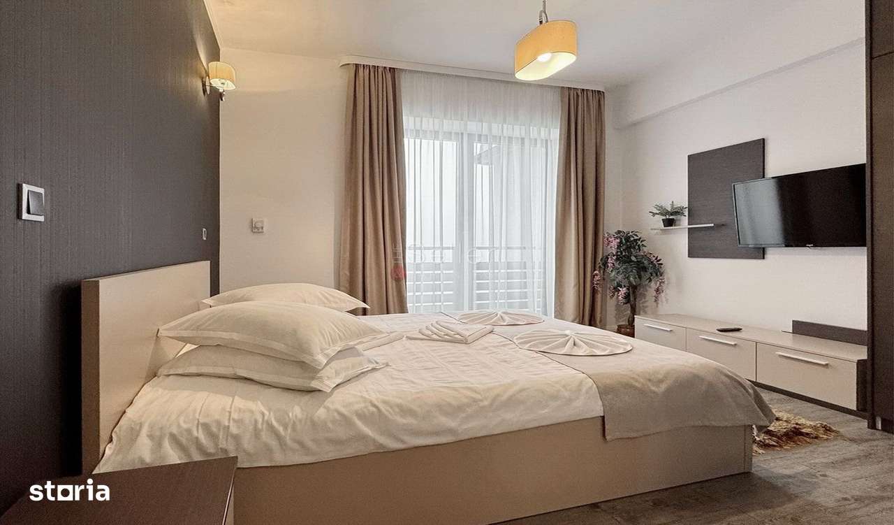 Priveliste spre masivul Postavarul - Imagine principală: 5/16