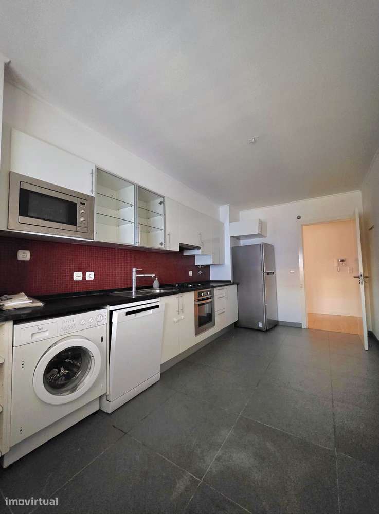 Apartamento Algés T2 com 2 lugares de garagem e arrecadação Grande - Grande imagem: 3/27