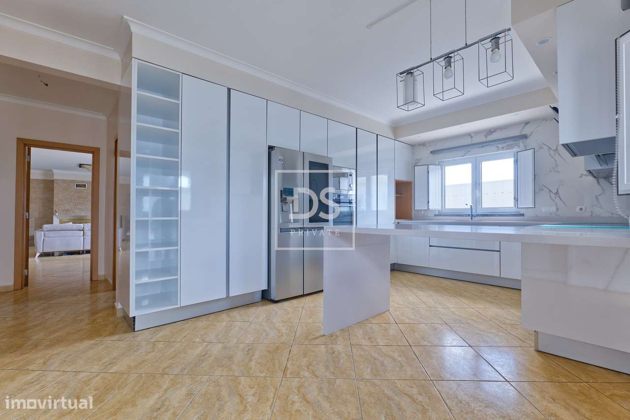 Moradia T4 Térrea com jardim e piscina na Quinta do Anjo - Grande imagem: 4/49