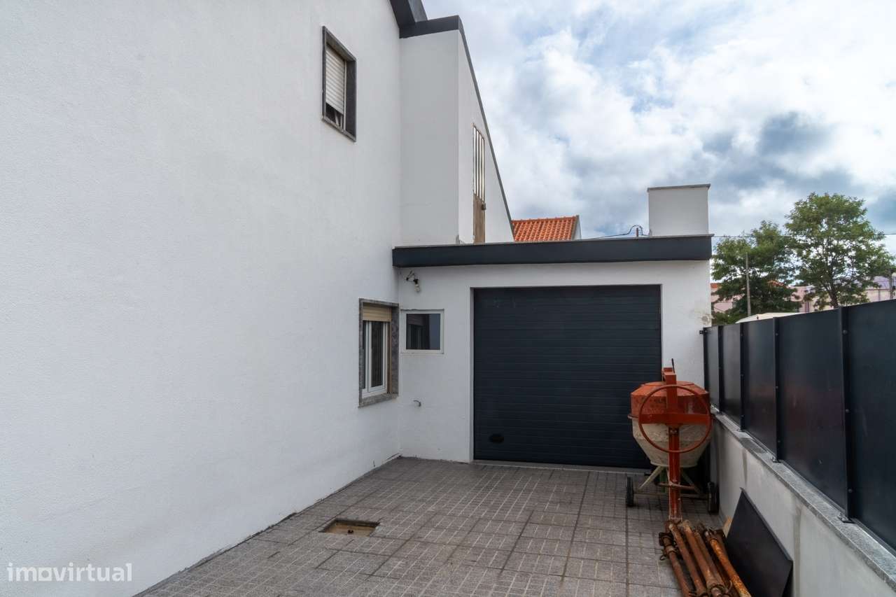 Moradia Remodelada T5 na Quinta do Conde – Pronta a Habitar!-1