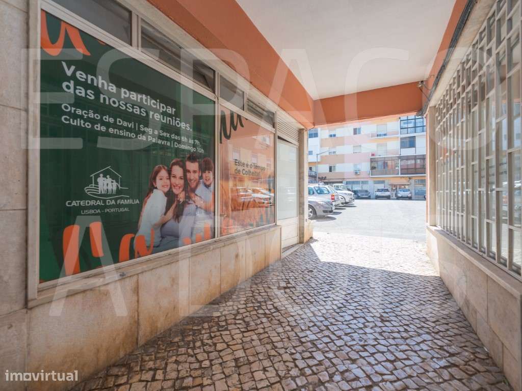 Loja, com comércio variado ; grande montra. Autocarros à porta. Com...-14