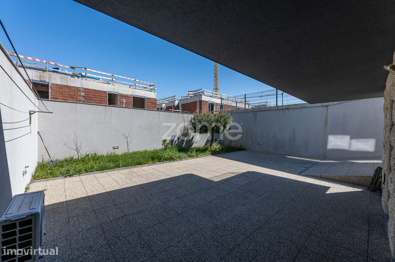 MORADIA T3 - JUNTO À MARINA DO DOURO (CANIDELO) - Grande imagem: 5/60