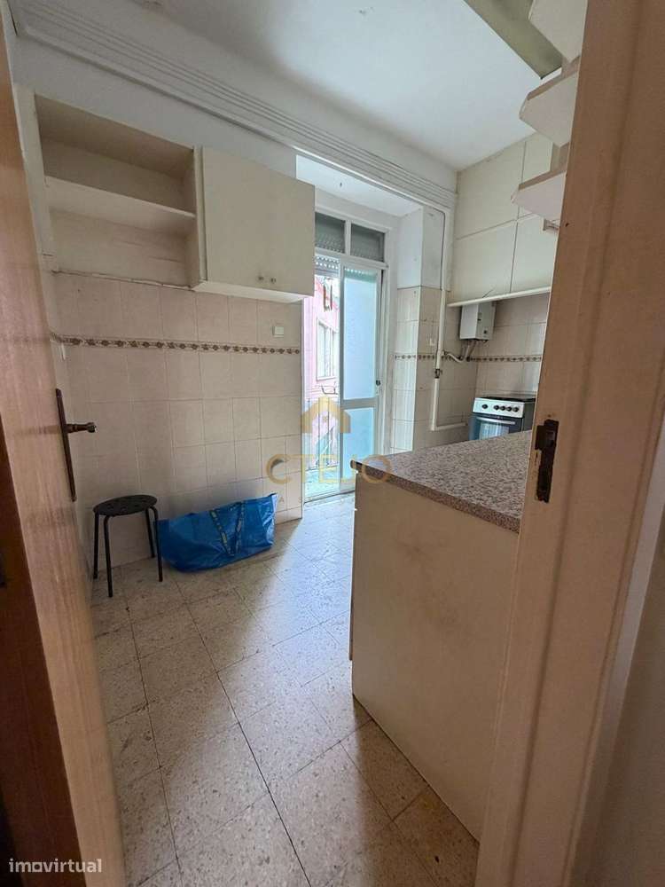 Apartamento T3 com vistas urbanas em Penha de França, Lisboa-10