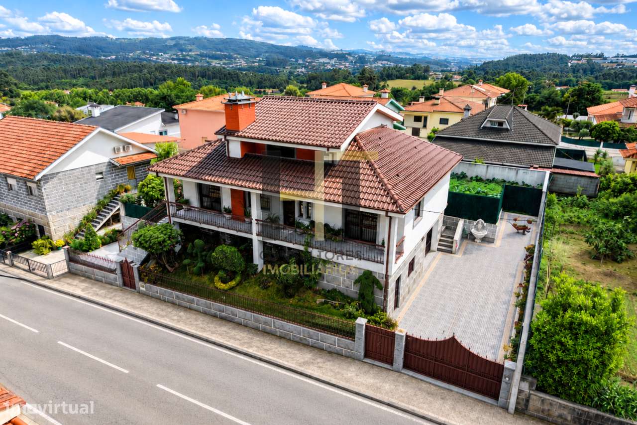 Moradia T4 de 4 Frentes com 312m², Anexos e Garagem para 3 Carros em-27