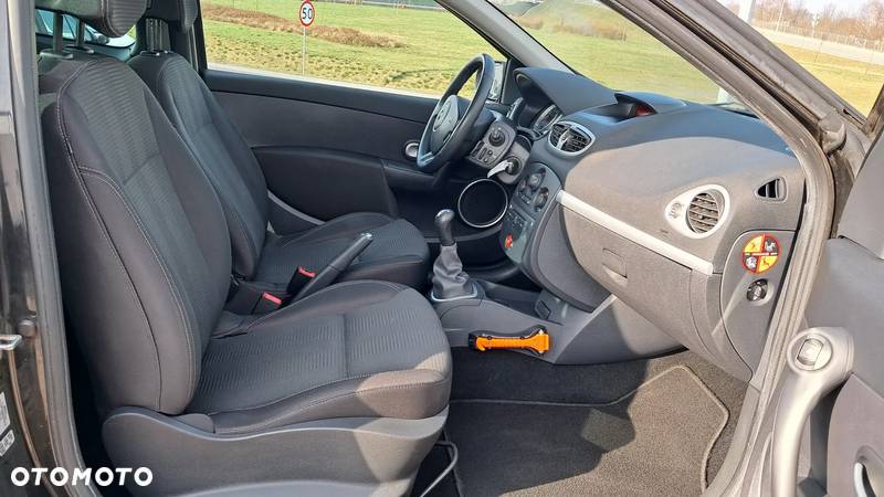 Renault Clio 1.2 16V 75 Night and Day - 11