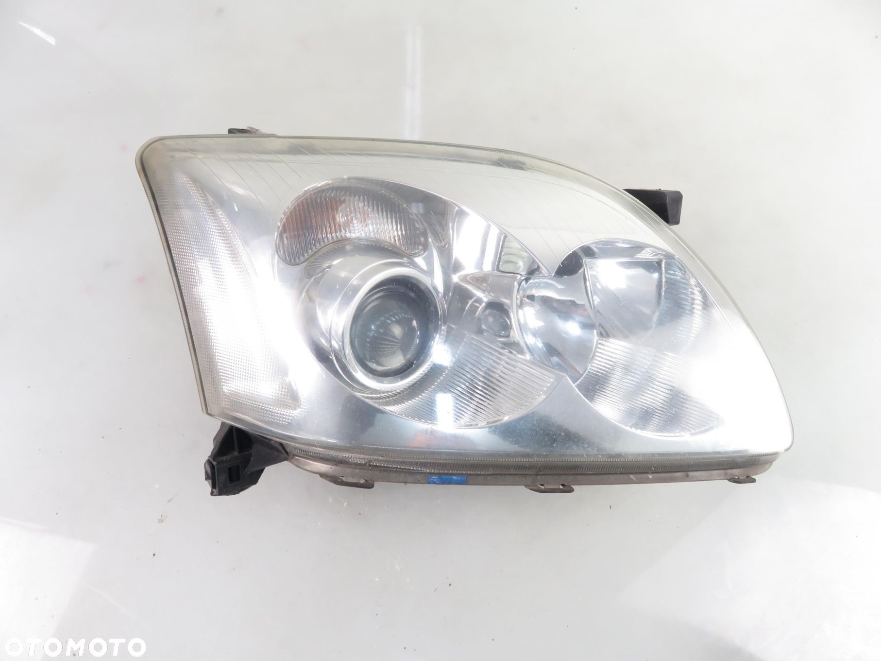 LAMPA PRAWA PRZEDNIA TOYOTA AVENSIS II Liftback (T25) - 1