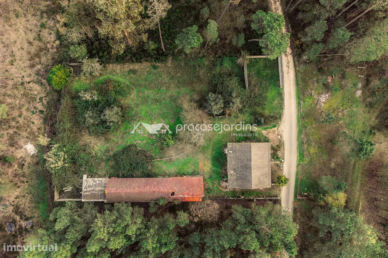 Moradia isolada térrea com anexos e terreno-20