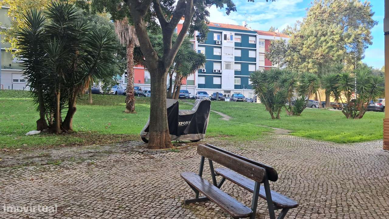 Apartamento T2 Remodelado em Benfica-22