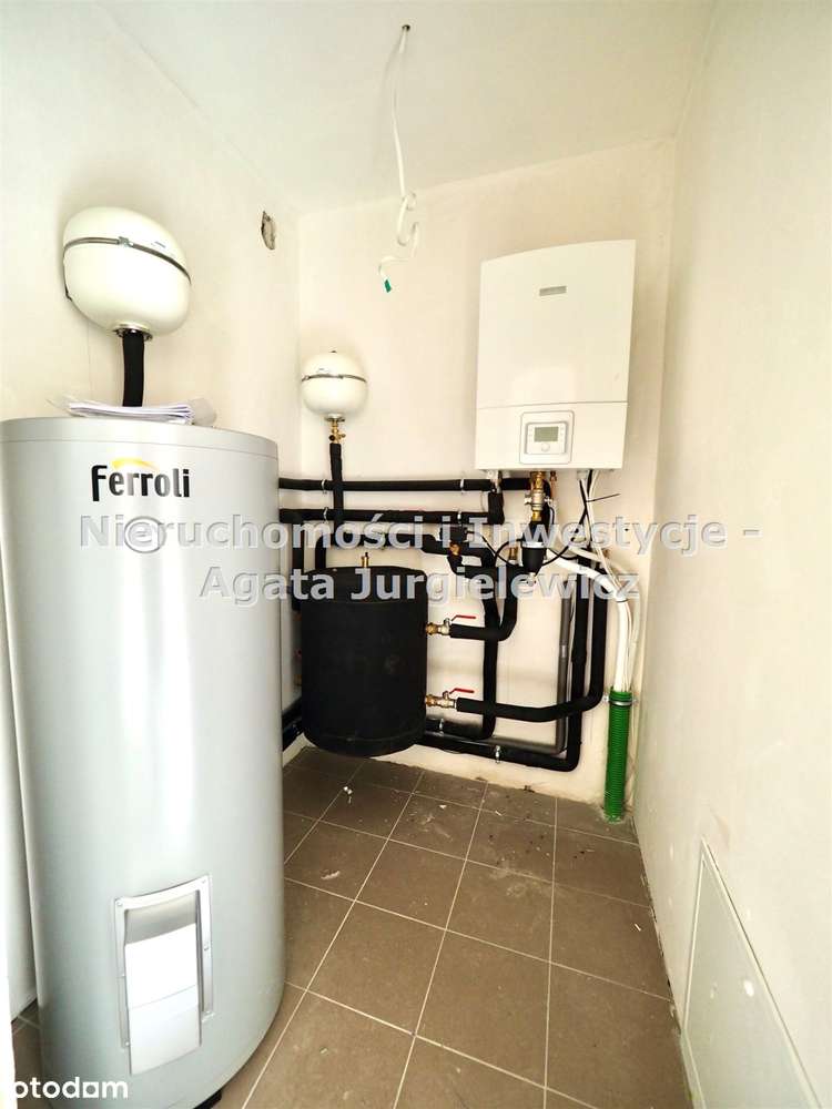 Szereg skrajny; Duża działka, Budynek z odbiorami-11