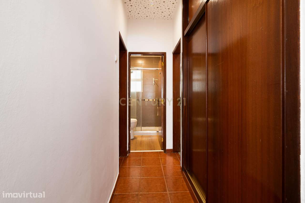 Apartamento T2+1 com Terraço no Centro de Odivelas-7