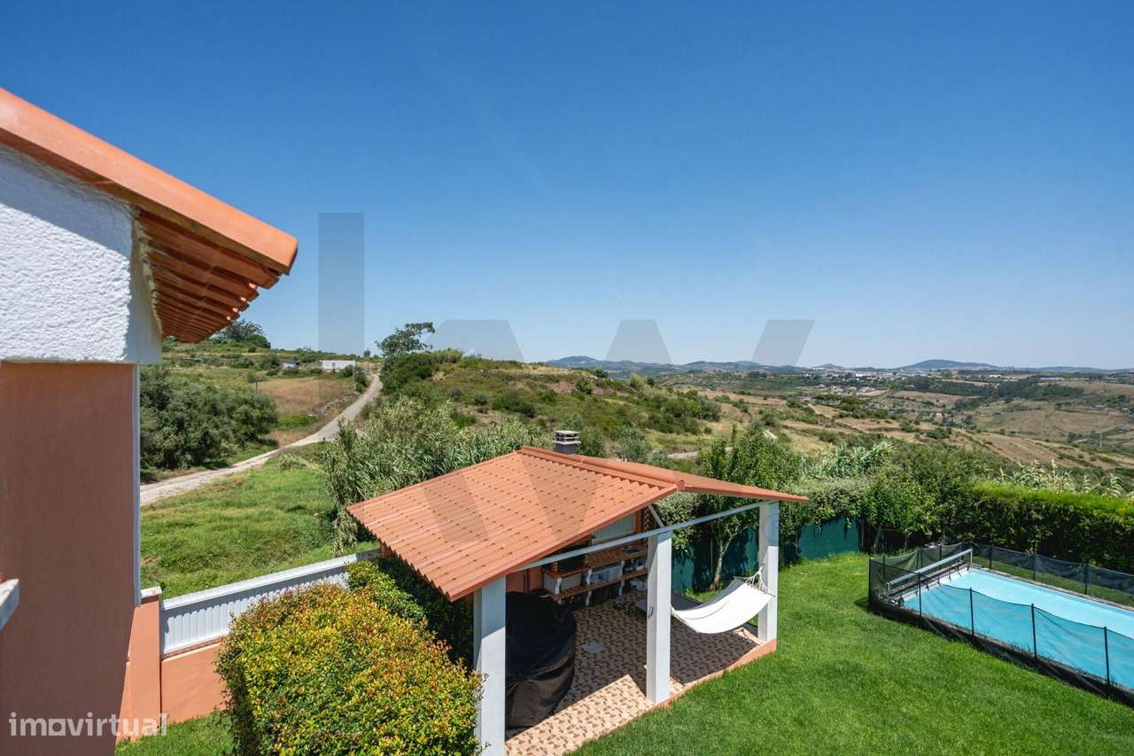 Fabulosa Moradia T4 com Piscina e Espaço Exterior-6