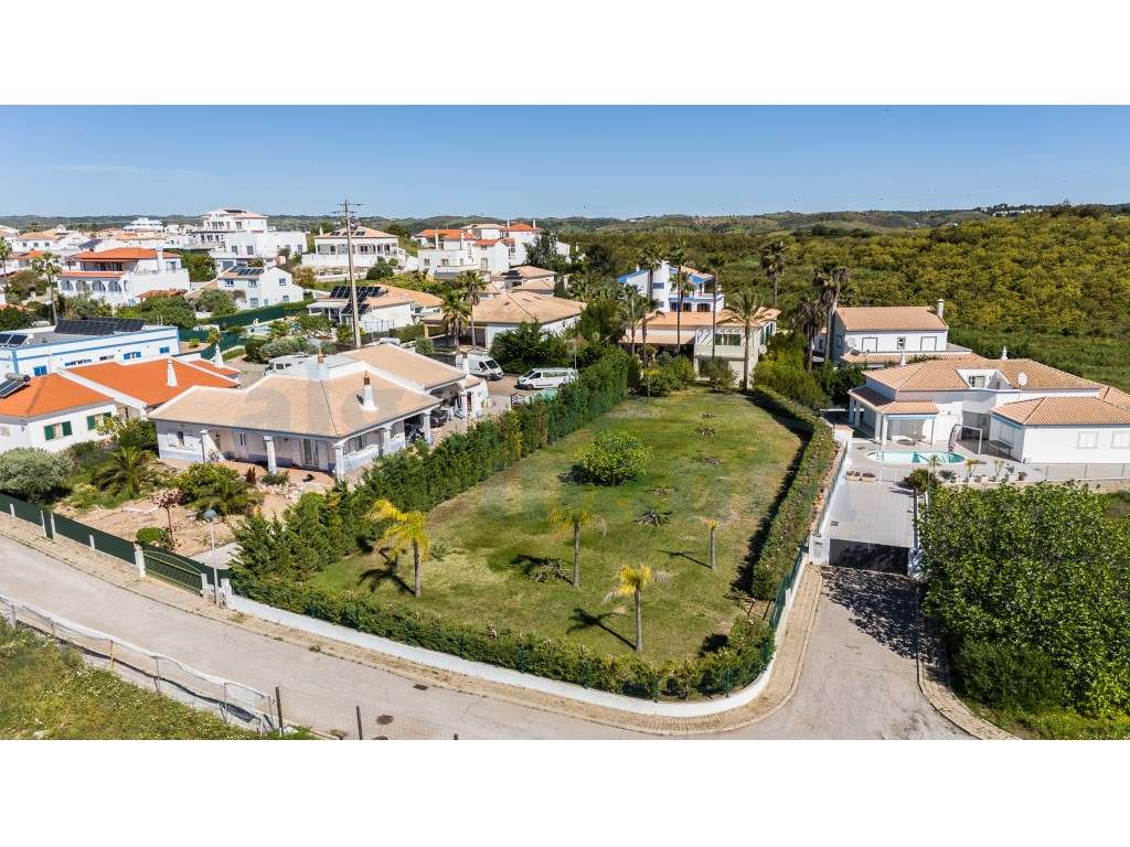 Moradia T5 com Jardim e Piscina + Lote Urbano para construção - Cas...-50