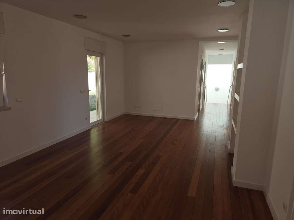 Moradia T5 com Terraço e Piscina-42