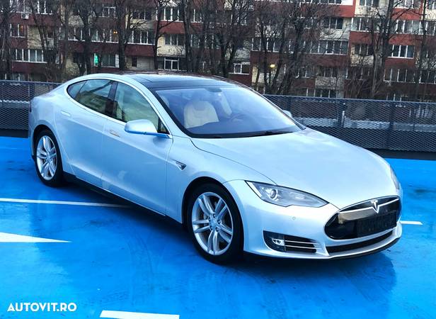 Tesla Model S - 8