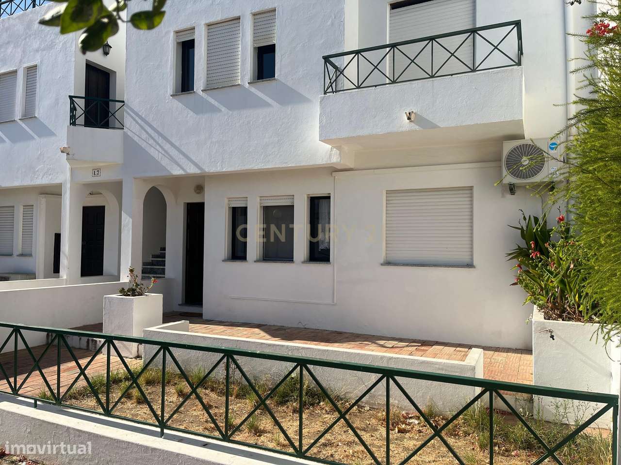 Arrendamento ao Ano! Apartamento perto da Praia, com grande quintal. - Grande imagem: 2/30