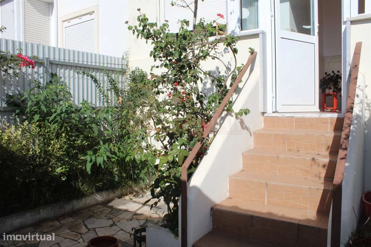 Apartamento T2 com Terraço e Anexo | Olivais-24