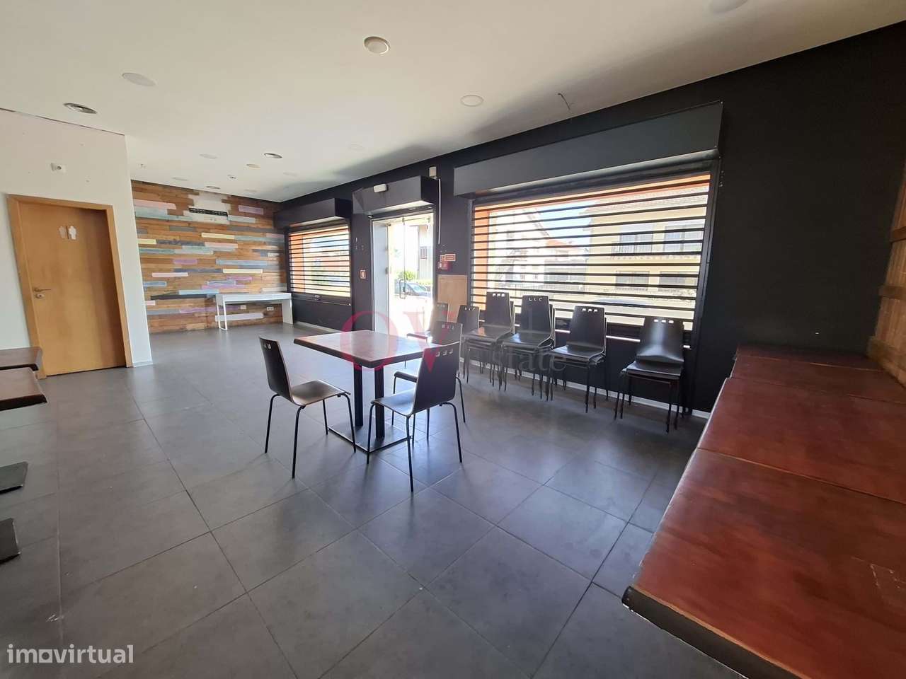 Loja Rés-do-chão, com esplanada, 1ª linha da Praia do Marreco em prédi-6