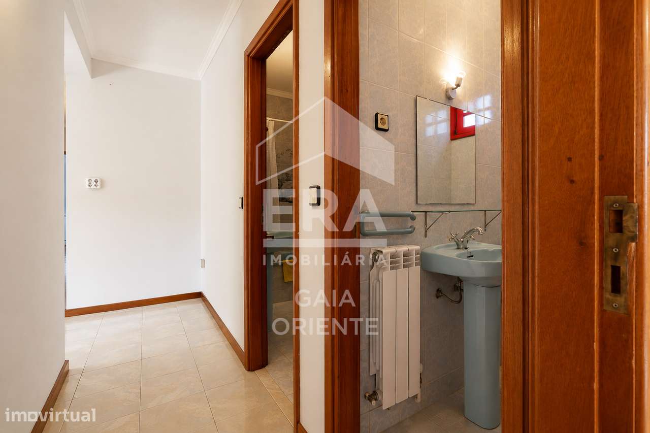 Moradia T4 Com Jardim e Garagem-12