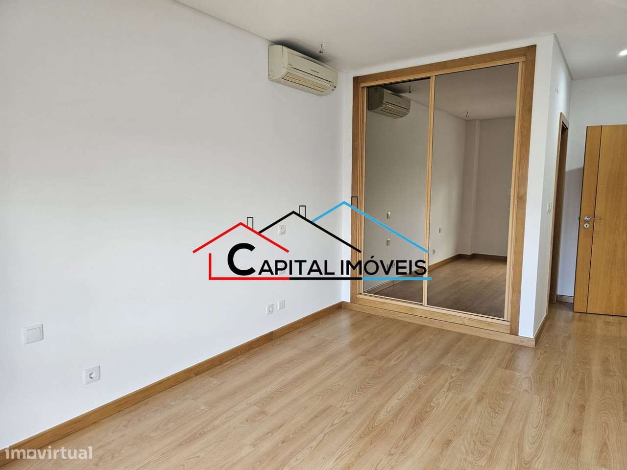 T3 com 4 Parqueamentos e Vista Desafogada-19