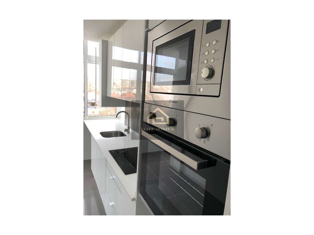 T1 Totalmente Remodelado com elevador e junto ao Metro - Reboleira! - Grande imagem: 5/35