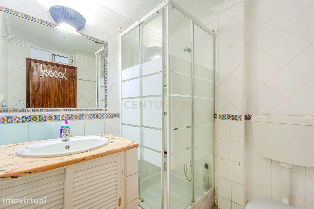 Moradia T2 Geminada C/ 2 Apartamentos Independentes e 238 M2 de Área E-48