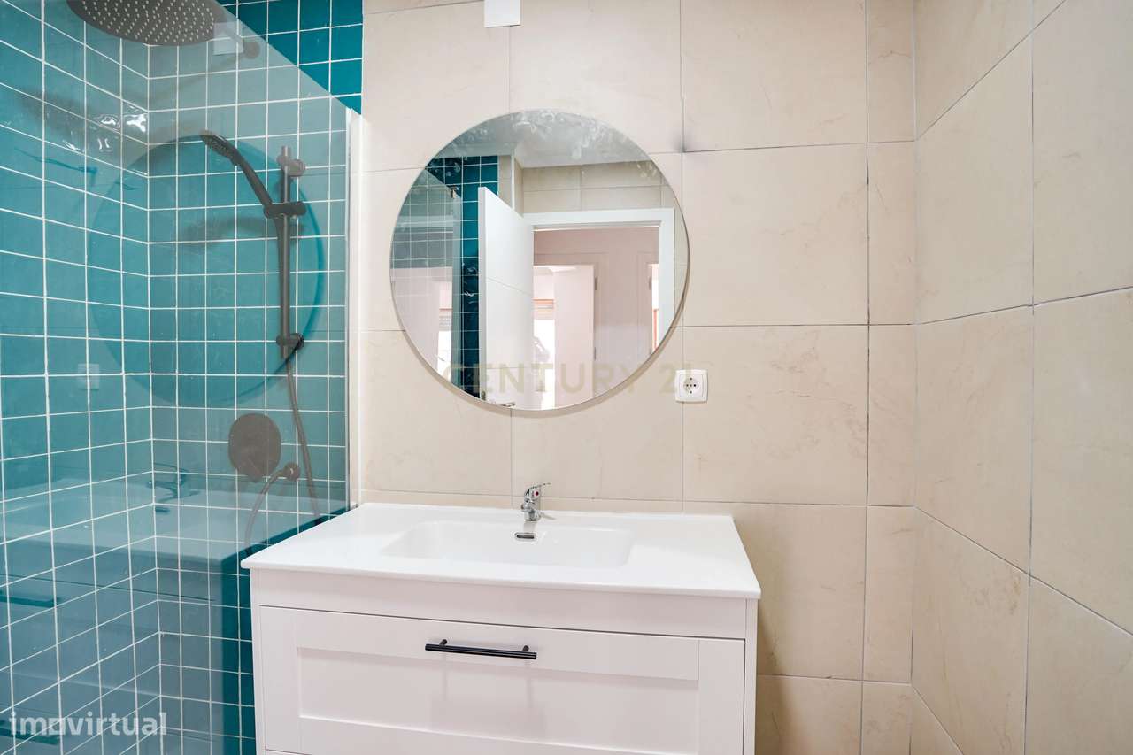 T2 transformado em T3, totalmente remodelado, localizado numa das zona-9