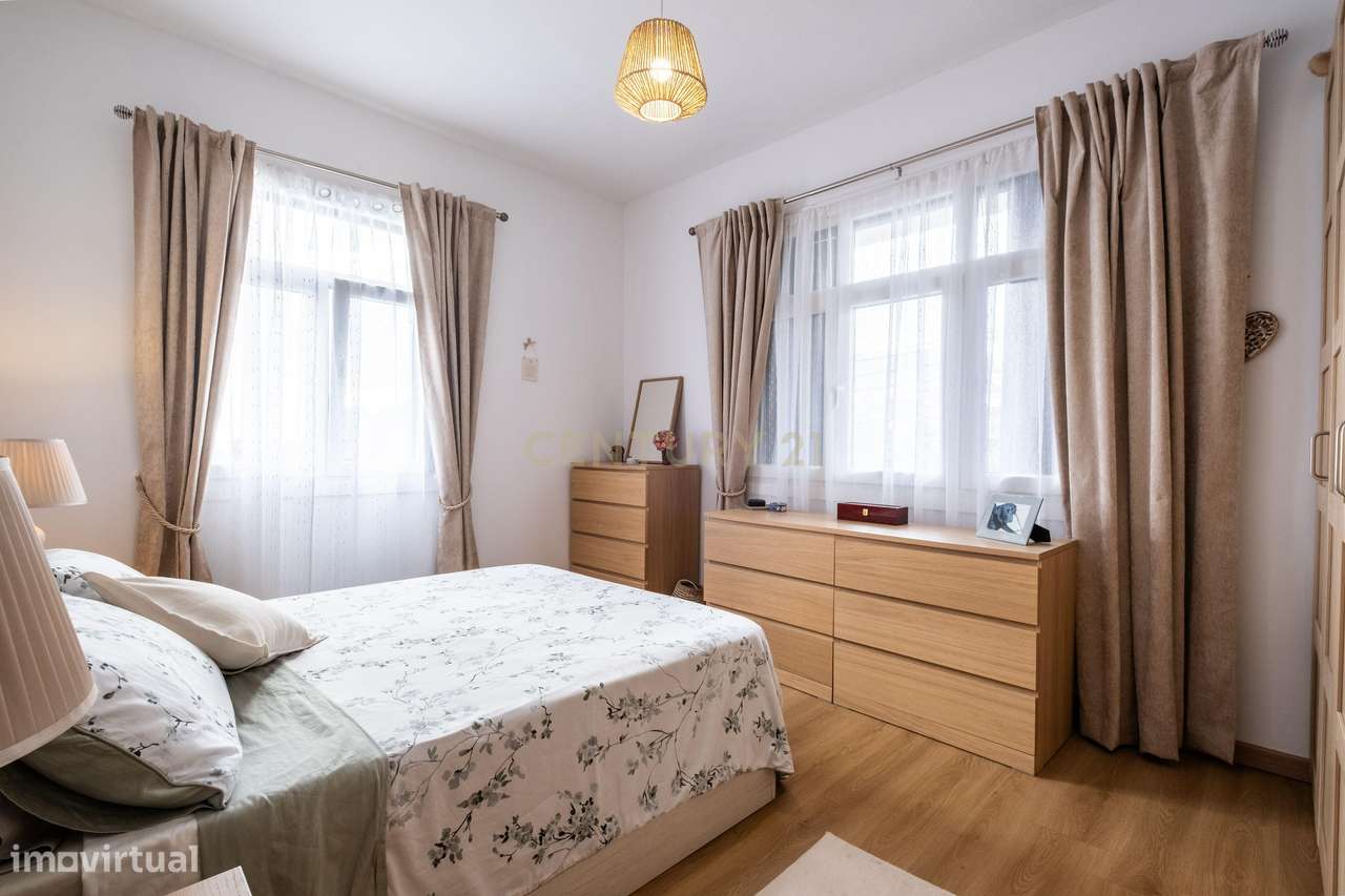 Moradia T2 Remodelada em Câmara de Lobos com Vista para o Pôr do Sol-21