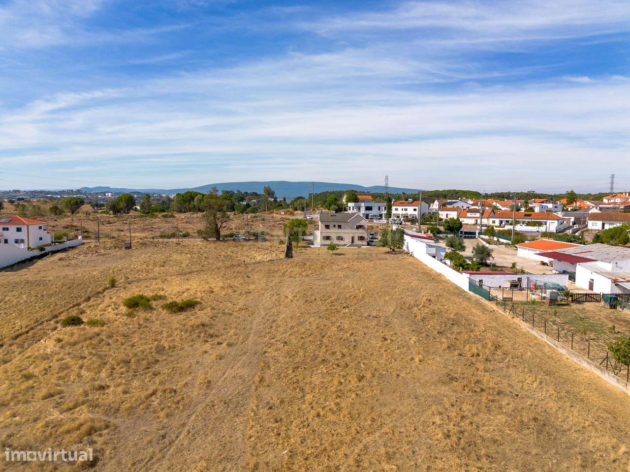 Moradia T4 com Potencial para 2 Frações  Terreno de 8.480 m²  Torres N-5