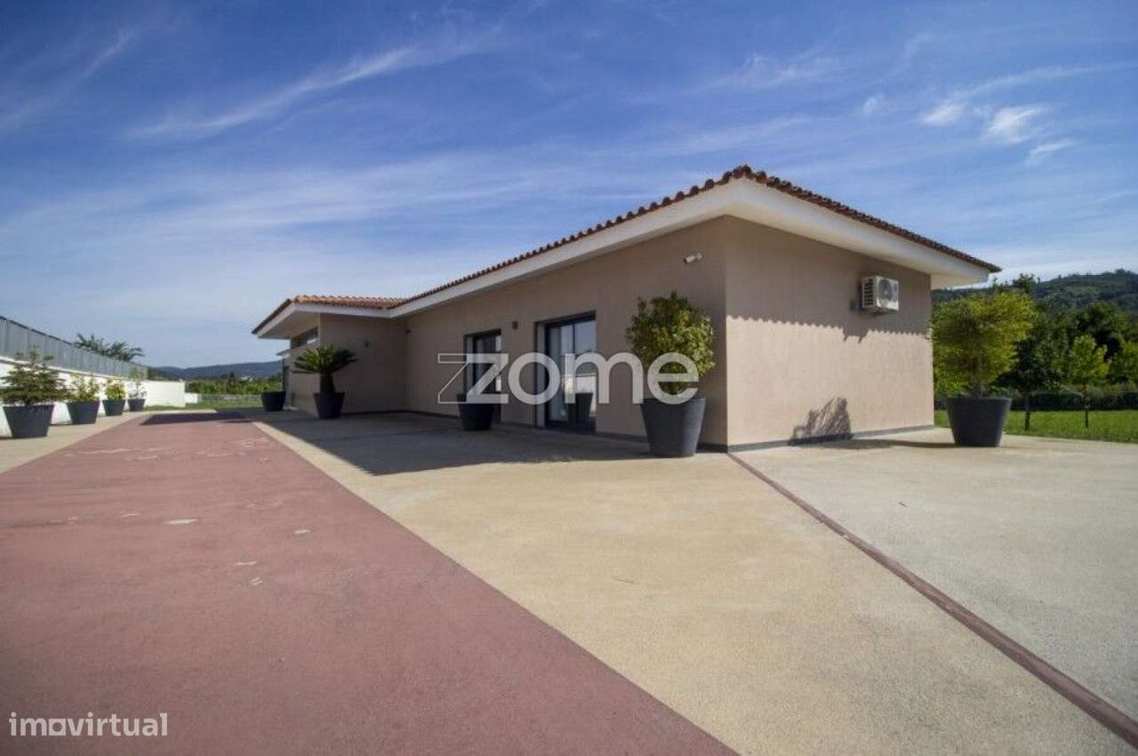 Moradia individual térrea no centro da vila de Póvoa de Lanhoso - Grande imagem: 2/27