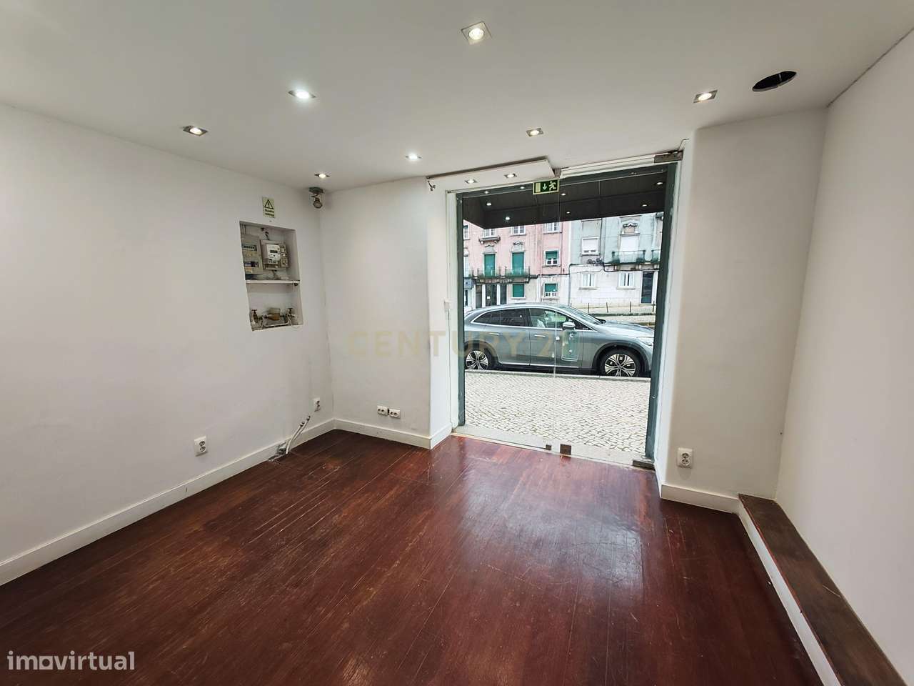 Loja pequena, mas com excelente localização na Av. João XXI a  200 met - Grande imagem: 2/16