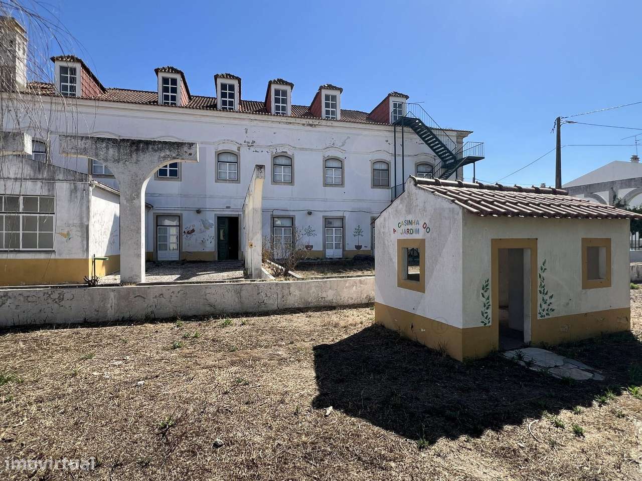 Edifício Emblemático no Coração de Almeirim-34