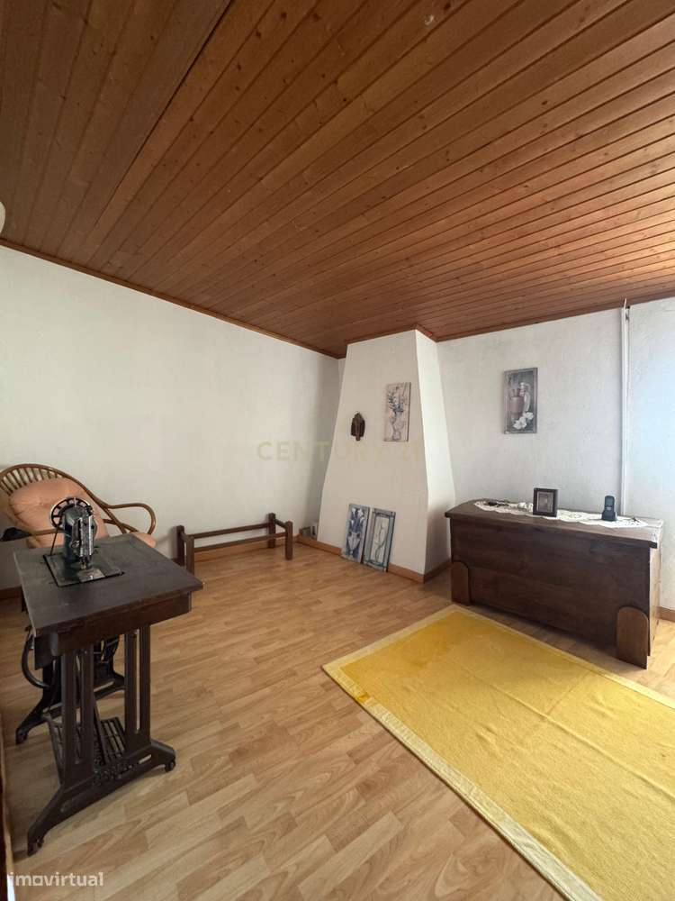 Moradia T6 com quintal e palheiro em Monforte da Beira — Espaço, charm-24