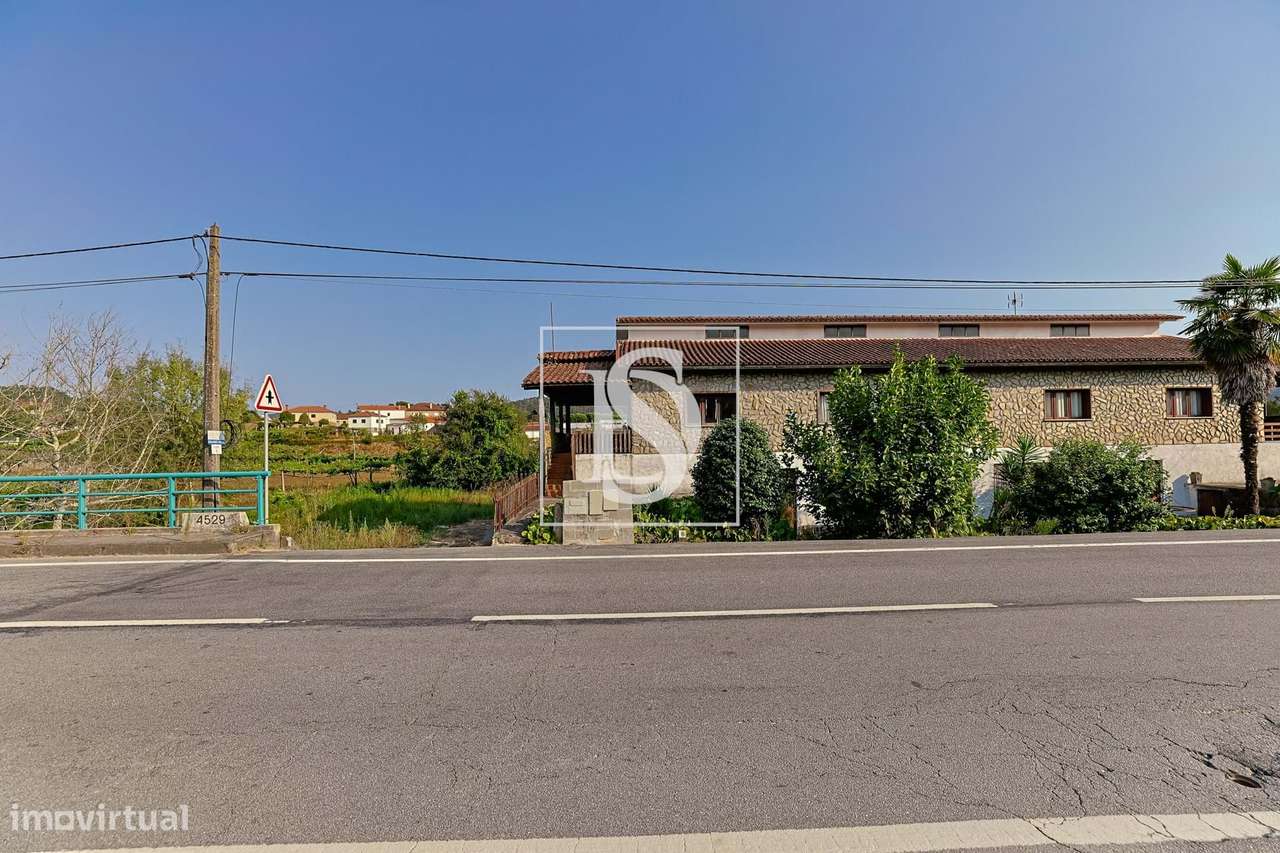 Moradia T4 c/ 376 m², jardim e riacho-33